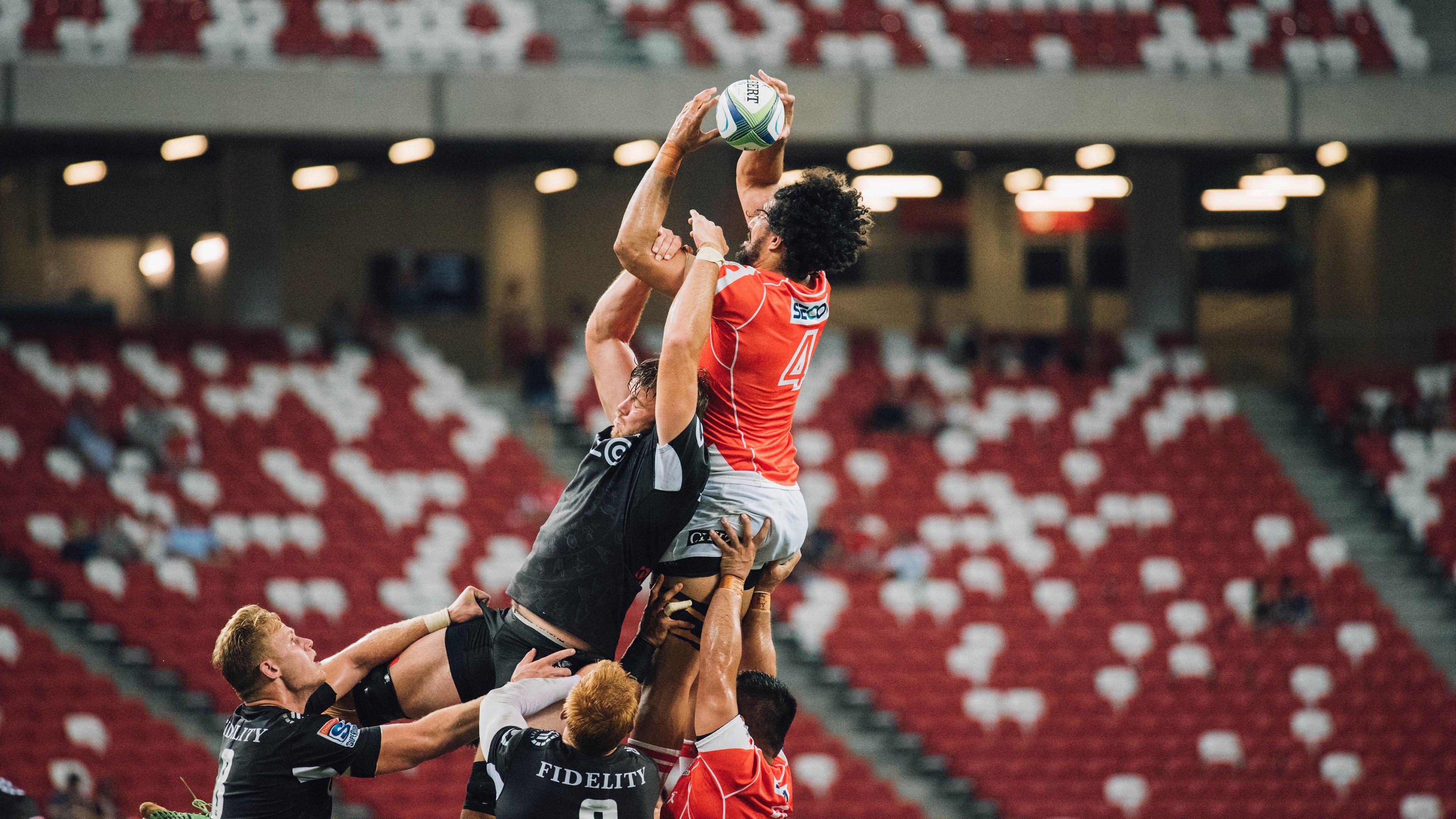 皇家马德里与巴塞罗那上演巅峰对决，西甲冠军悬念再起